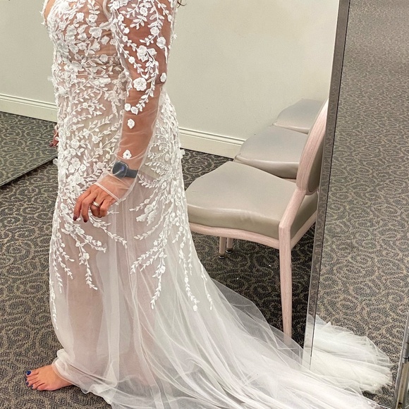 Stunning David’s Bridal Gown - Picture 2 of 3